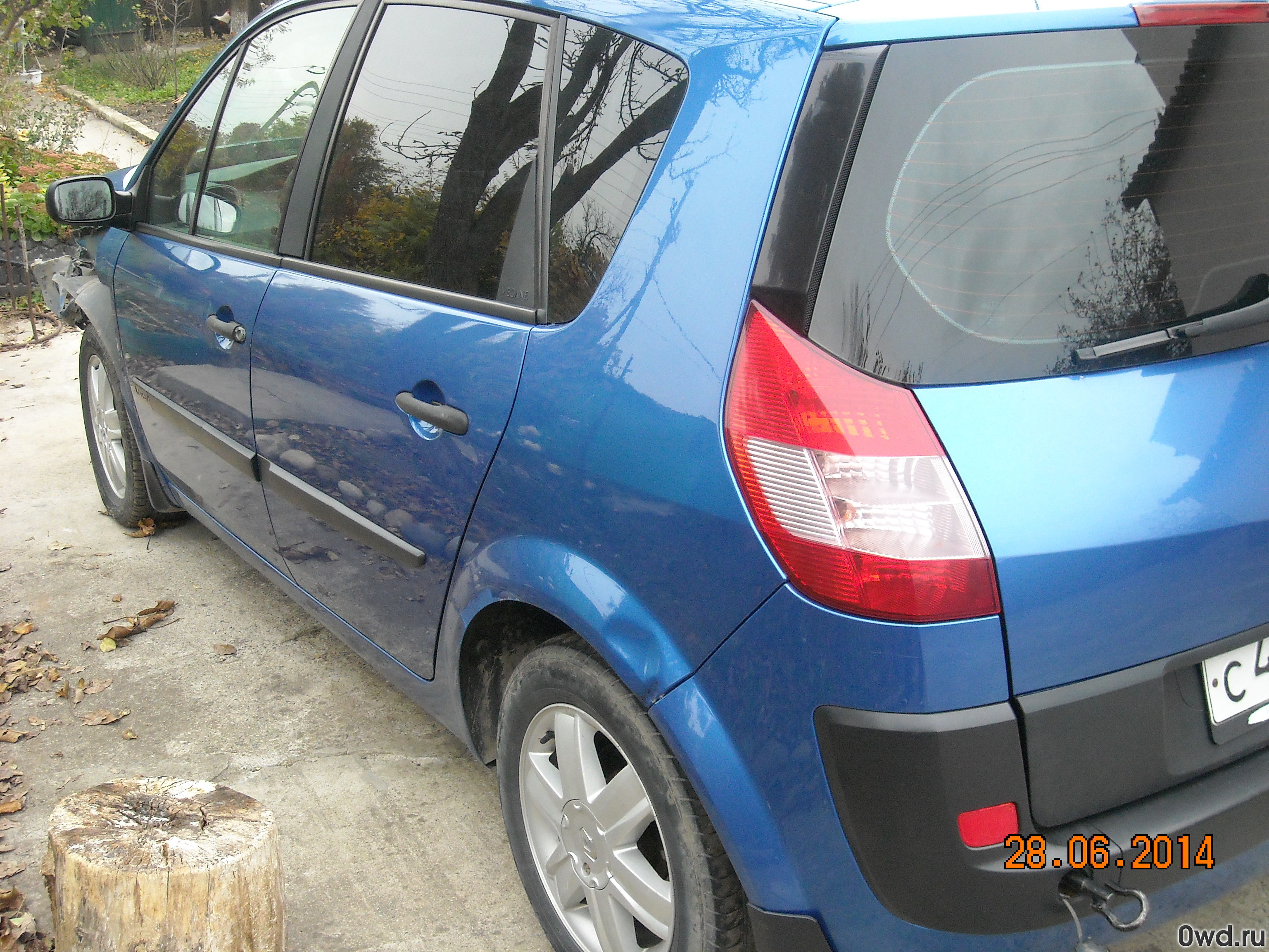 Битый автомобиль Renault Scenic (2004) в Черкесске