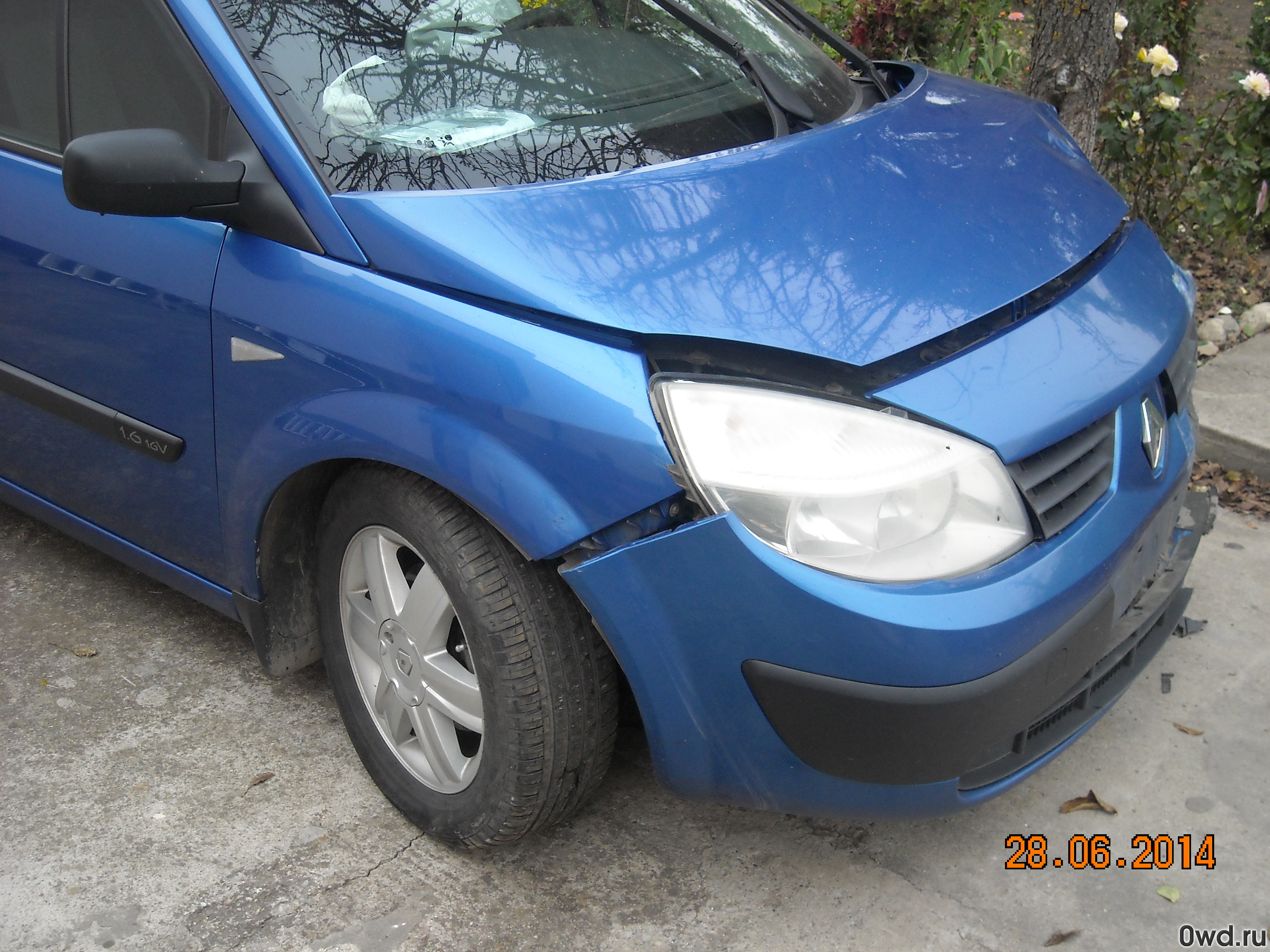 Битый автомобиль Renault Scenic (2004) в Черкесске