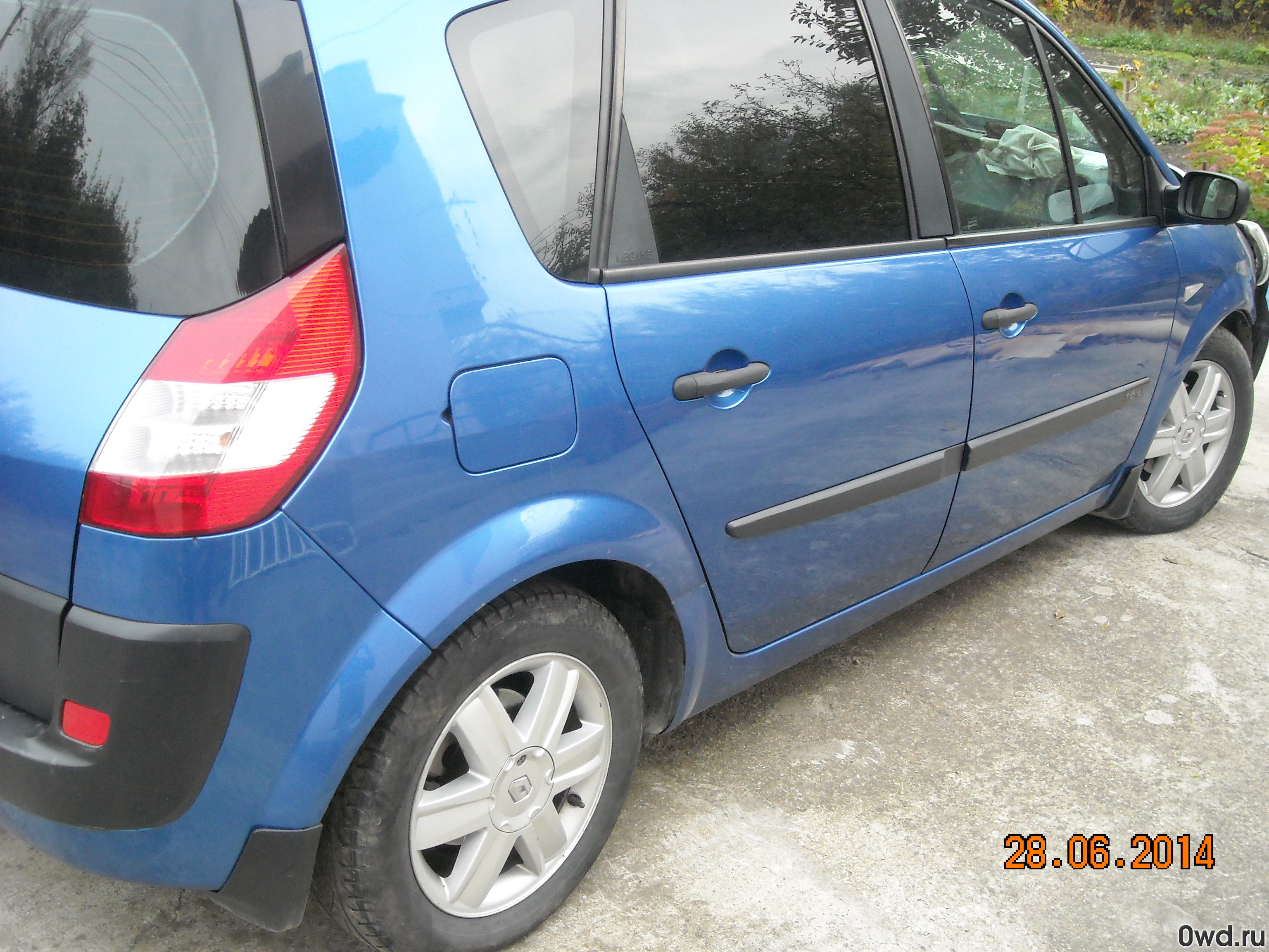 Битый автомобиль Renault Scenic (2004) в Черкесске