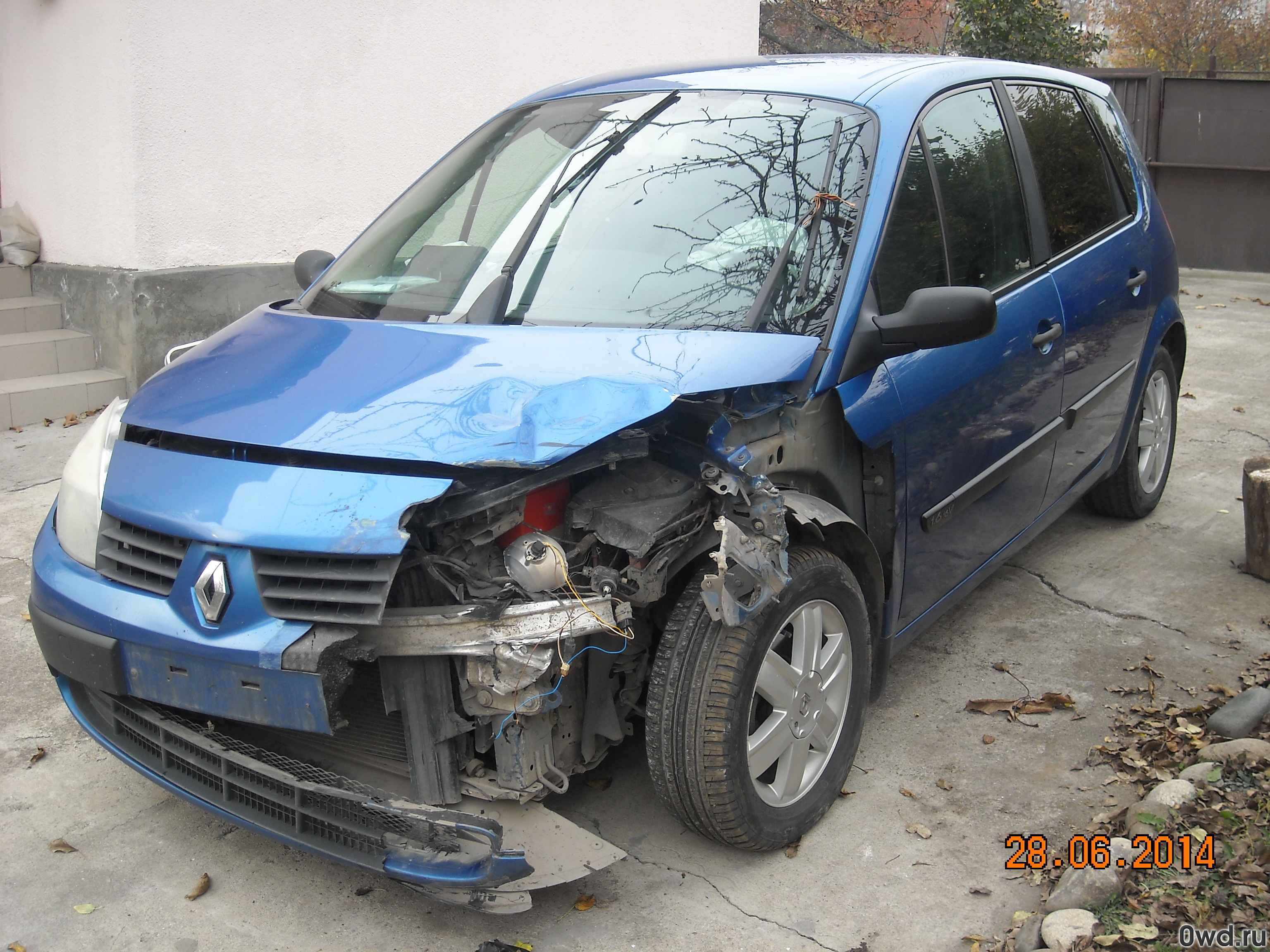 Битый автомобиль Renault Scenic (2004) в Черкесске